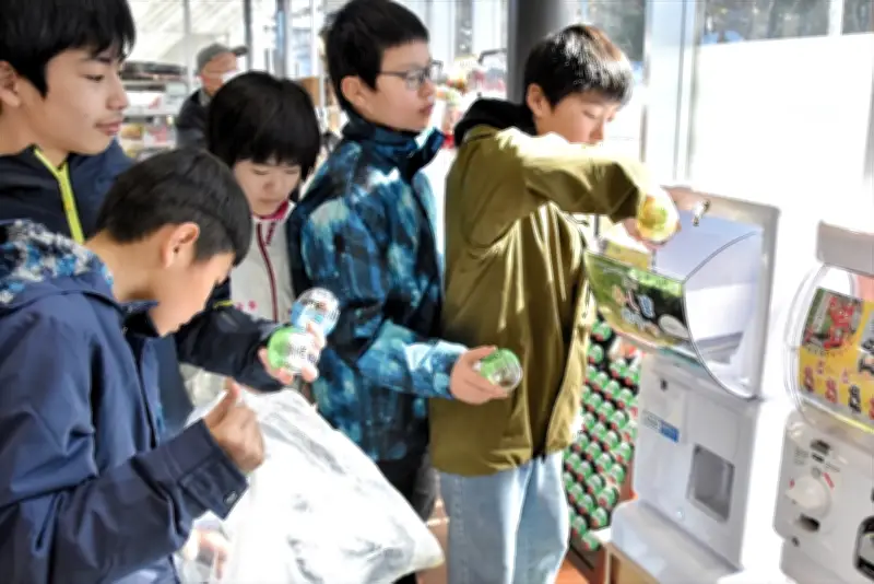 福島県三島町に「みしまガチャ」登場 児童の模擬議会提案で実現 伝統工芸品が当たるカプセルトイ