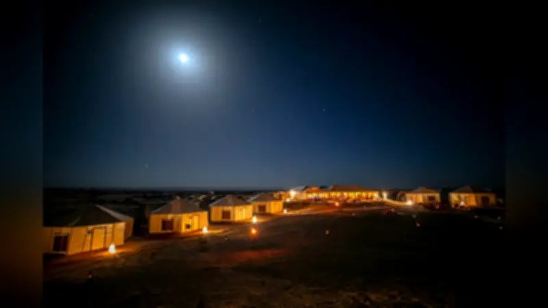 モロッコのサハラ砂漠で満月の下キャンプ、気球でアトラス山脈を眺める贅沢な旅