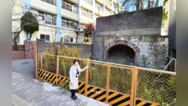 小学校の倉庫解体で防空壕遺構発見、戦争の記憶を平和教育に活用