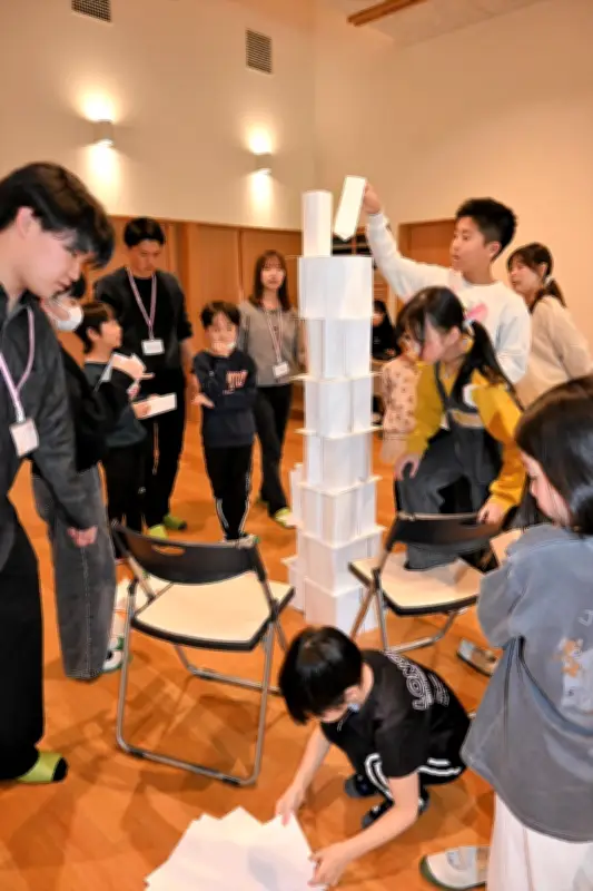 首都圏大学生と南相馬の児童が交流 つぼみプロジェクト春祭りで紙タワーや模擬裁判劇