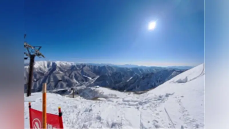 新潟・苗場スキー場で星野学園中学生が野外体育実習、青空と雪のコントラストに歓声