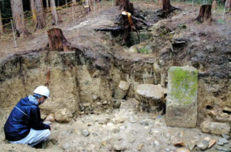 群馬・高崎の「山ノ上西古墳」で門柱石の一部を発掘 石室開口部西側の詳細が明らかに