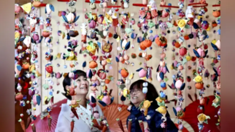 岐阜・各務原で「吊り雛」展示、水族館では金魚とひな祭りコラボ