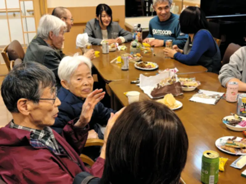 足立区の高齢者住宅で「神谷バー」開催 酒を片手に多様な交流の場を創出