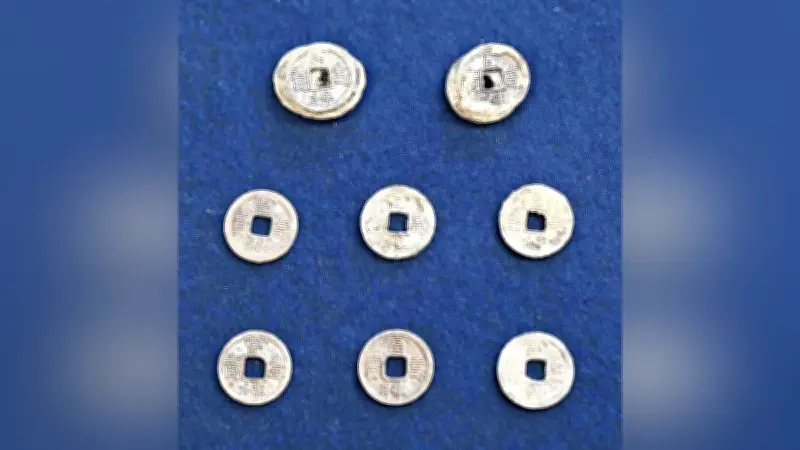 平城京で未知の寺院跡か、「佛」木簡と銅板押出仏が出土…富寿神宝も発見