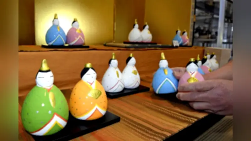 高取焼の土鈴ひな人形、直方市で展示販売　手のひらサイズで「カラン」と音色