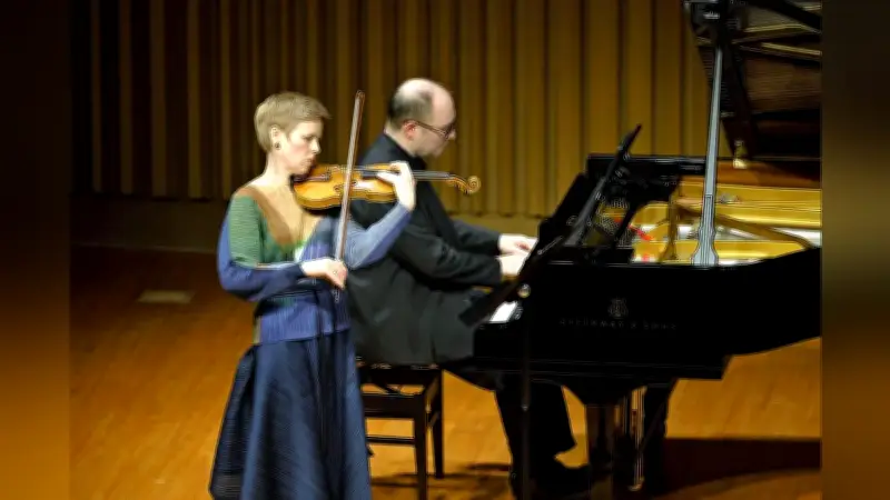 ファウストとメルニコフの黄金コンビ、近現代作品で各曲の違いが鮮烈に