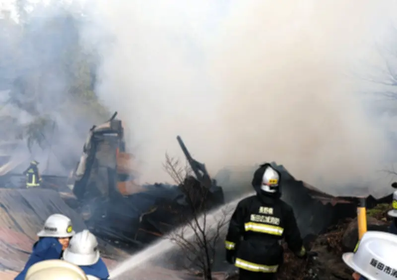 長野県飯田市で建築会社作業場が全焼、隣接住宅と倉庫にも延焼