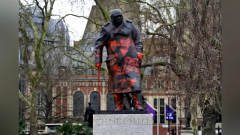 チャーチル元首相像に赤い塗料で落書き、親パレスチナ団体が犯行認める