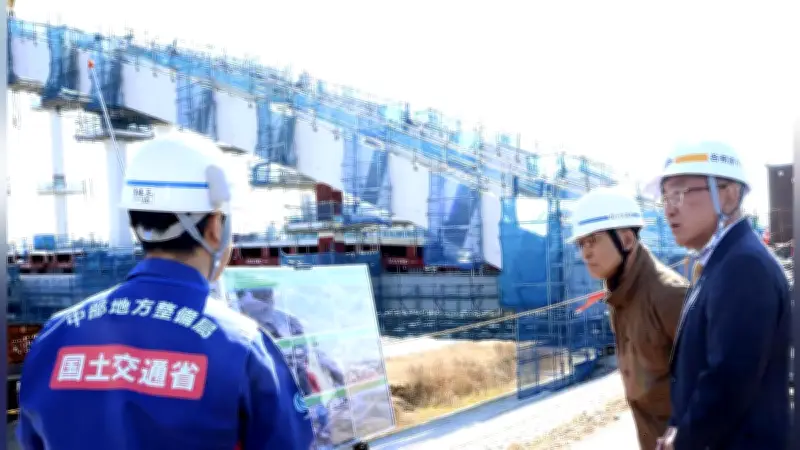 岐阜・各務原の川島大橋、豪雨被害から復旧へ 浅野市長が橋桁架設を視察