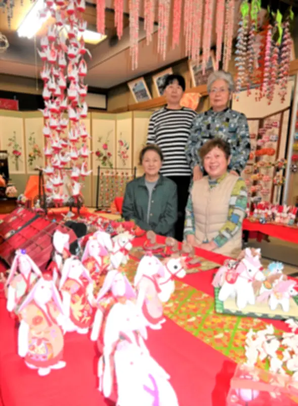 福島・田村市で「つるし雛」作品展開催　愛好会が華やかな手作り人形を展示
