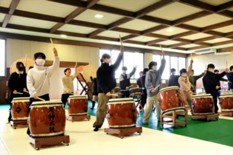 福島・楢葉小６年生が初挑戦　東日本大震災追悼式典で鎮魂の太鼓演奏を披露
