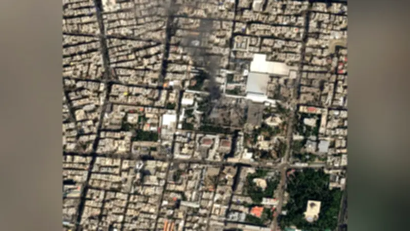 衛星画像で確認、イラン最高指導者ハメネイ師の邸宅敷地内で建物が破壊される