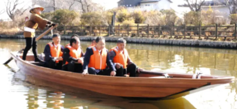 茨城・潮来の水郷遊覧、木造からFRP製「ろ舟」へ 高齢化で担い手不足を乗り越える決断