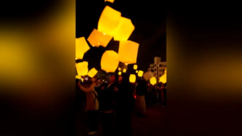 長崎ランタンフェスティバルで夜空に願いを込めたLEDランタンが舞う