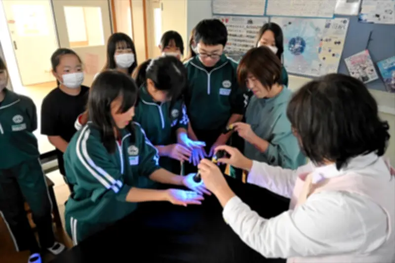 福島・いわき市の植田小学校でSDGs出前講座 児童468人がブラックライトで手洗いの大切さ学ぶ