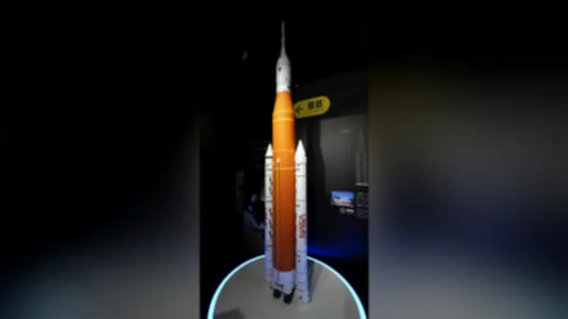 大阪・関西万博の米国館ロケット模型、大阪市科学館に寄贈 アルテミス計画のSLSを常設展示へ