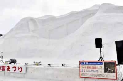 只見ふるさとの雪まつり開幕、国道289号八十里越道路を大雪像で再現