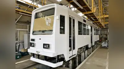 豊橋鉄道、無塗装の真っ白な路面電車「スペシャルホワイト3504号」を期間限定運行