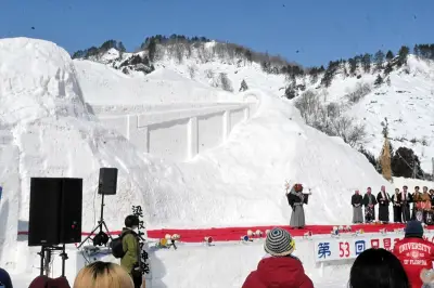 只見ふるさとの雪まつり開幕、八十里越の大雪像が来場者を魅了