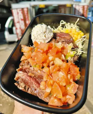 キッチンカー「ビストロカルロス」が人気の秘密 分厚いステーキ丼で売上トップ