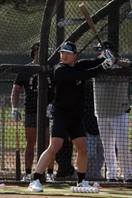 村上宗隆がMLBキャンプで快音！フリー打撃で8本柵越え、元エンゼルス監督も期待