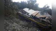 ネパールでバスが200メートル転落、19人死亡 日本人1人を含む25人が負傷