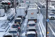 三重県四日市市で大雪による大型トラック立ち往生、国道23号下り線で渋滞発生