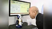 倉吉市役所にAI搭載案内ロボット「Sota」登場、伝統絣のはっぴ姿で来庁者をサポート