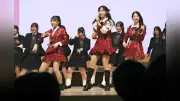 鳥取城北高の卒業式でAKB48がサプライズ出演、人気曲披露に卒業生感動