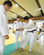 角田夏実さんが前橋で柔道教室 パリ五輪金メダリストが世界の技を伝授