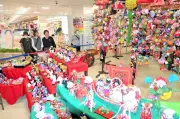 福島県田村市で「はなもも会」つるし雛飾り展 馬や野菜の手作り作品が彩る