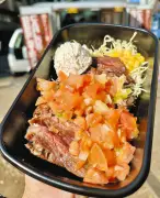 キッチンカー「ビストロカルロス」が人気の秘密 分厚いステーキ丼で売上トップ