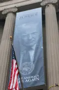 米司法省にトランプ氏巨大垂れ幕掲示　司法介入の懸念深まる