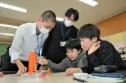 福島工高生が森合小で出前授業 児童が電磁石実験で科学の魅力体感