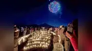 山中湖でアイスキャンドルと花火が競演、冬の夜空を彩るフェスティバル開催