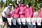 高校生がランナーに「おさつキューブ」を提供 いわきサンシャインマラソンで地元産品をアピール