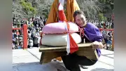 京都・醍醐寺で巨大鏡餅持ち上げ競う「餅上げ力奉納」、男女優勝者が力強い記録を樹立