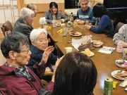 足立区の高齢者住宅で「神谷バー」開催 酒を片手に多様な交流の場を創出