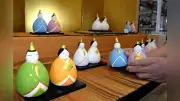 高取焼の土鈴ひな人形、直方市で展示販売　手のひらサイズで「カラン」と音色