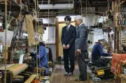 悠仁さまが京都の老舗工房を訪問 西陣織の製作現場を熱心に視察