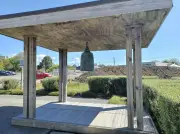 ニュージーランドで加古川市寄贈の「平和の鐘」盗難、防犯カメラ映像に映る白色トラックが手がかり