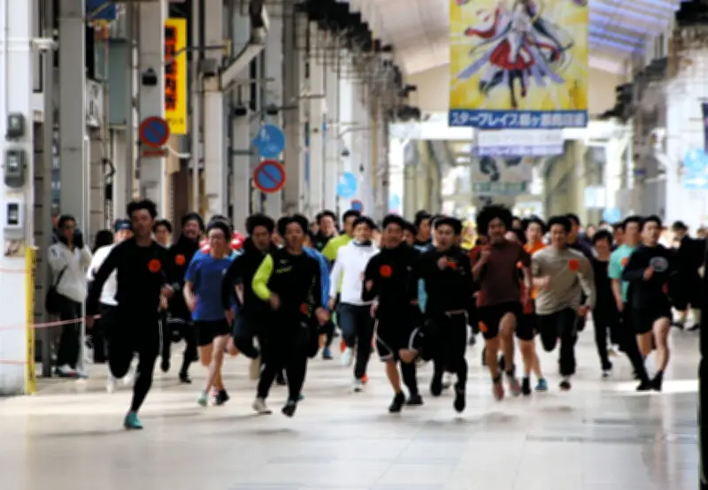 岐阜・西柳ケ瀬商店街で108人が全力疾走　「YANAGASE福人レース」初開催