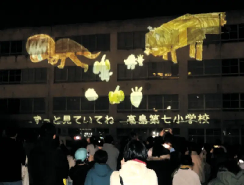 旧高島第七小学校の「棟下式」、卒業生1500人が別れ タワマン建設へ47年の歴史に幕