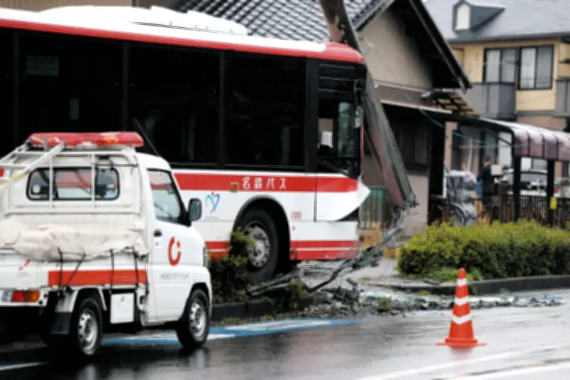 愛知県春日井市で路線バスが歩道に乗り上げ電柱を倒す事故、停電1790戸に影響もけが人はなし