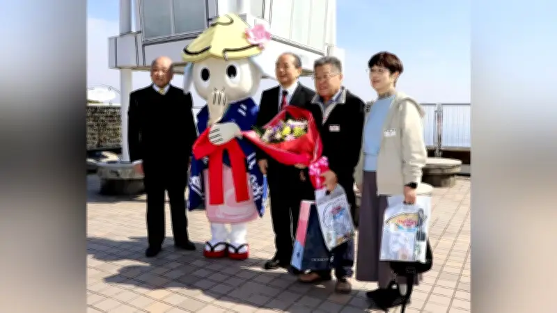 眉山ロープウエイ、今年度20万人目は結婚45周年の夫婦 新ゴンドラで利用増