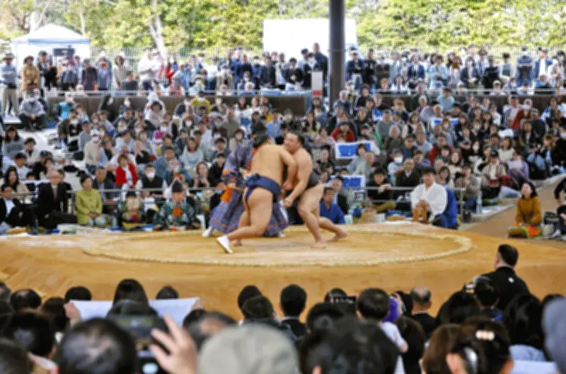 三重・伊勢で神宮奉納大相迫力の取組 横綱土俵入りに2500人熱狂