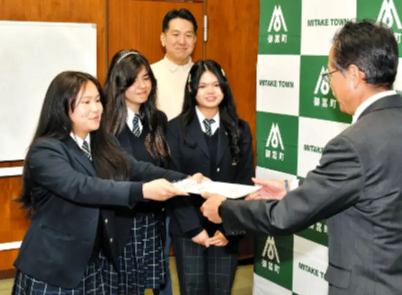 岐阜・名鉄広見線の存続求め高校生ら署名提出 御嵩町に344人分の思い託す