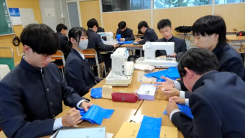 福島・相馬総合高の生徒489人がブルーシート再利用でSDGs実践 災害廃棄物を商品開発へ