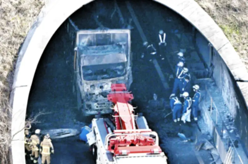 新名神高速6人死亡事故、子ども3人含む車両は後部損傷激しく　1人は衝撃で投げ出された可能性